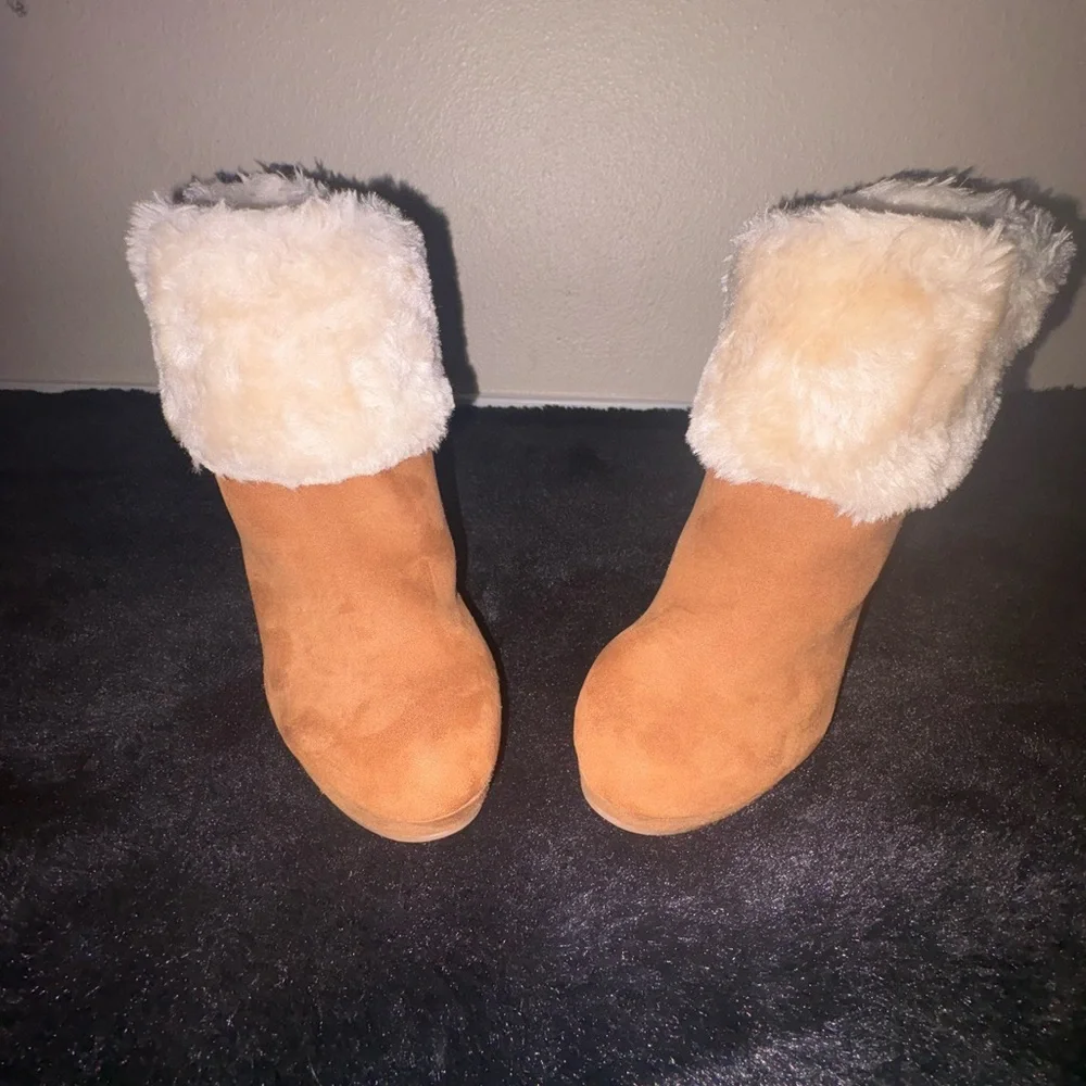 Women's Tan Ankle Boots with Faux Fur Trim - Picture 4 of 16